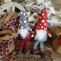 Manó lógó lábú textil 35 cm pöttyös sapkában