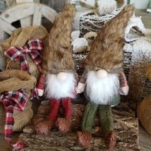 Manó lógó lábú textil 35 cm szőrős sapkában