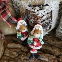 Szarvas álló kerámia ajándékkal 13cm