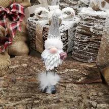 Manó kötött sapkában,ajándékkal álló 6*5*14 cm piros, fehér