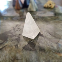 Piramis Hegyikristály Kvarc  ásvány marokkő 25*14mm