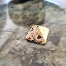Piramis Dalmata Jáspis ásvány marokkő 20*20*12-13mm