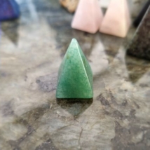 Piramis Zöld Aventurin ásvány marokkő 25*14mm