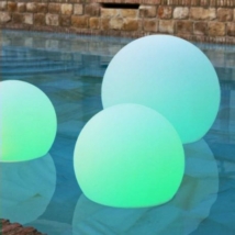 Úszó napelemes gömblámpa 20cm RGB