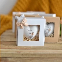 Anyáknapi ajándékdoboz mama szívvel 9x9cm fiú grafikával