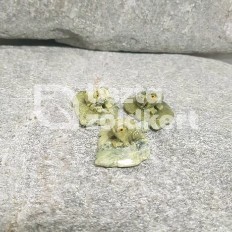 Kő állat levélen 3 cm/béka